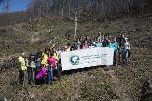 Asociația Oxigen plantează la munte